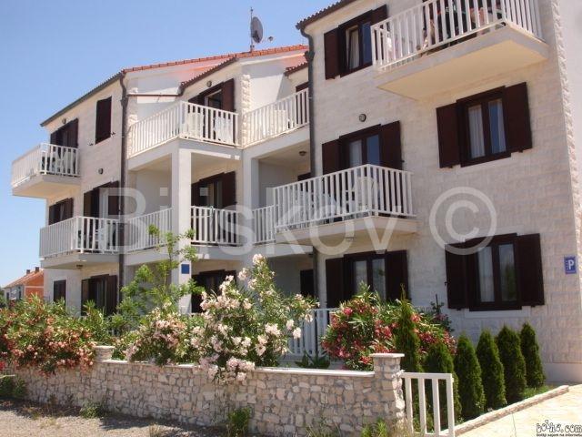 Prodaje se apartmanska kuća uz more – Mirca, otok Brač