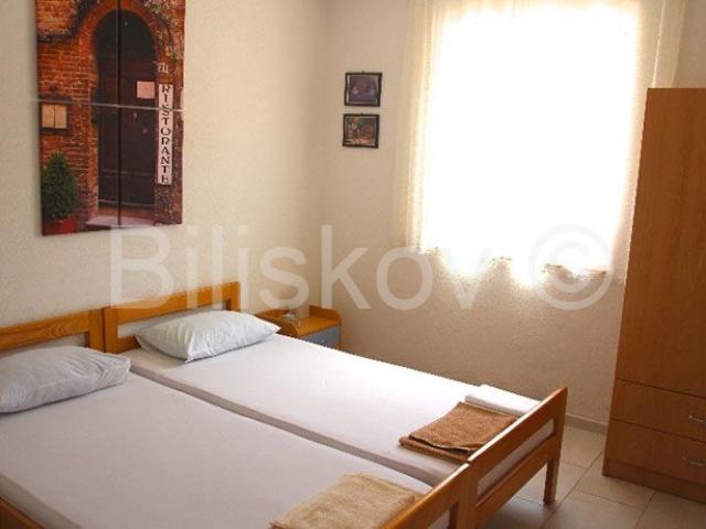 Prodaje se apartmanska kuća uz more – Mirca, otok Brač