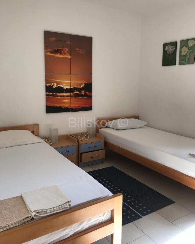 Prodaje se apartmanska kuća uz more – Mirca, otok Brač