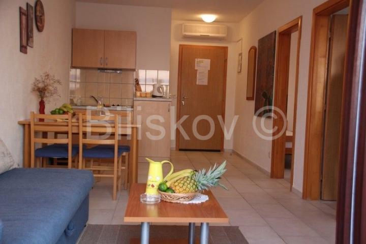 Prodaje se apartmanska kuća uz more – Mirca, otok Brač