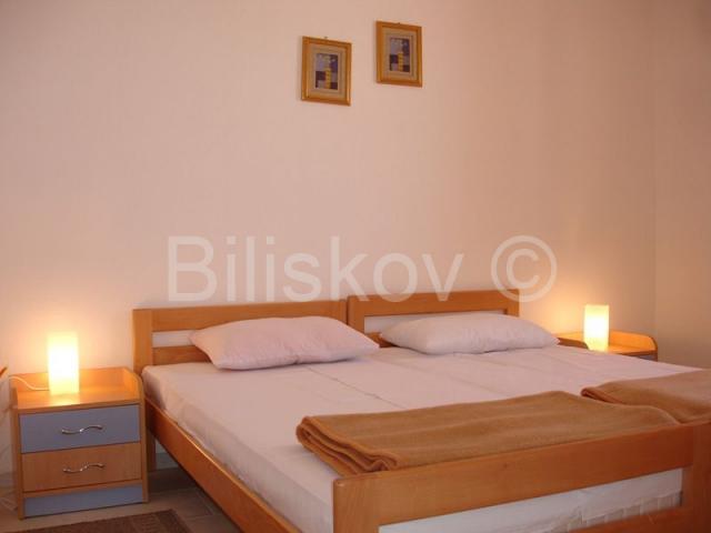 Prodaje se apartmanska kuća uz more – Mirca, otok Brač