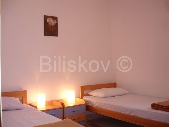 Prodaje se apartmanska kuća uz more – Mirca, otok Brač