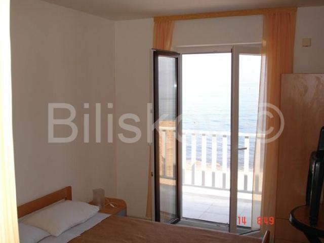 Prodaje se apartmanska kuća uz more – Mirca, otok Brač