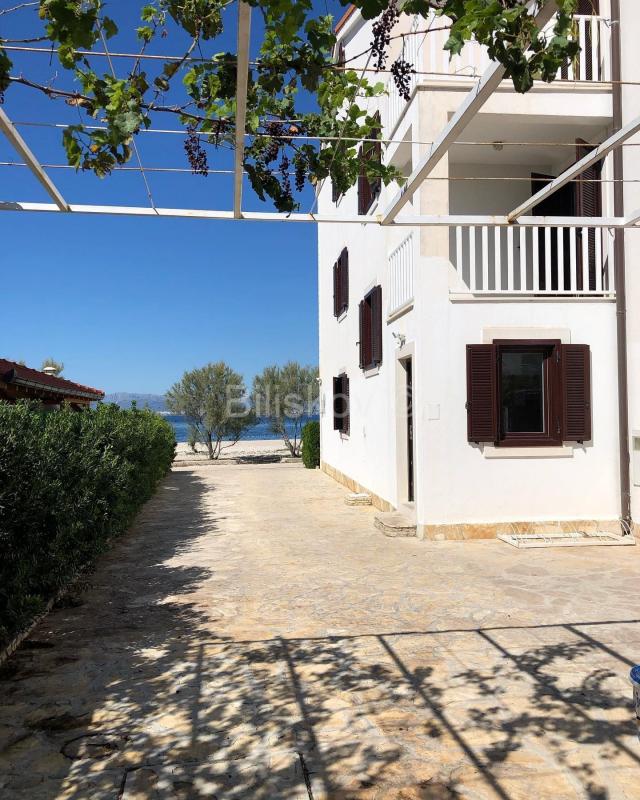 Prodaje se apartmanska kuća uz more – Mirca, otok Brač