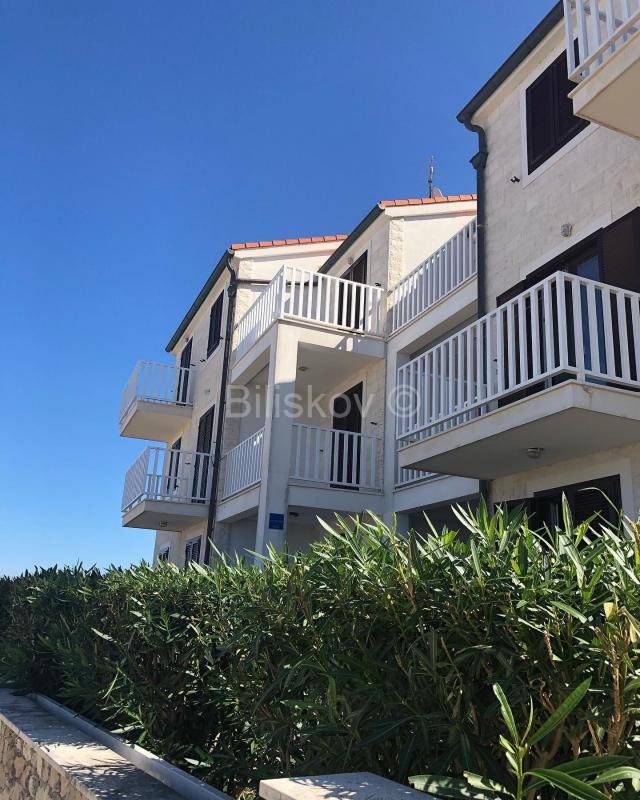 Prodaje se apartmanska kuća uz more – Mirca, otok Brač