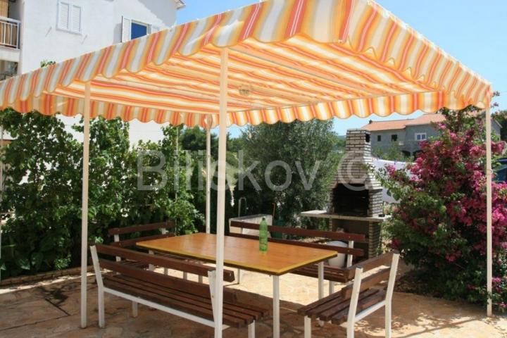 Prodaje se apartmanska kuća uz more – Mirca, otok Brač