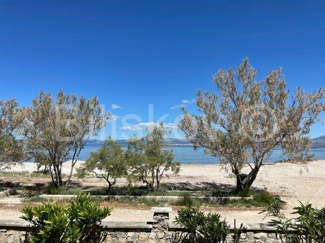 Prodaje se apartmanska kuća uz more – Mirca, otok Brač