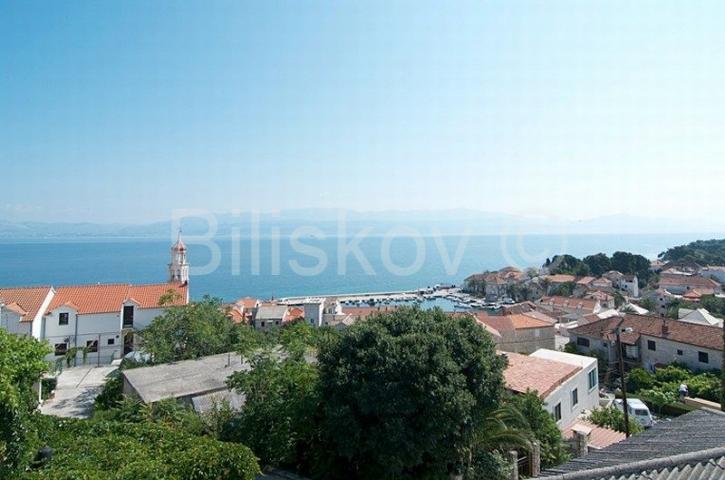 Brač, Sutivan, prodaja kuća, tri apartmana, bazen, 150 m od mora