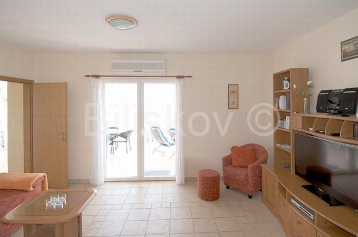 Brač, Sutivan, prodaja kuća, tri apartmana, bazen, 150 m od mora