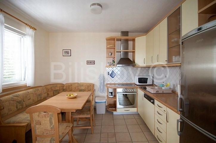 Brač, Sutivan, prodaja kuća, tri apartmana, bazen, 150 m od mora