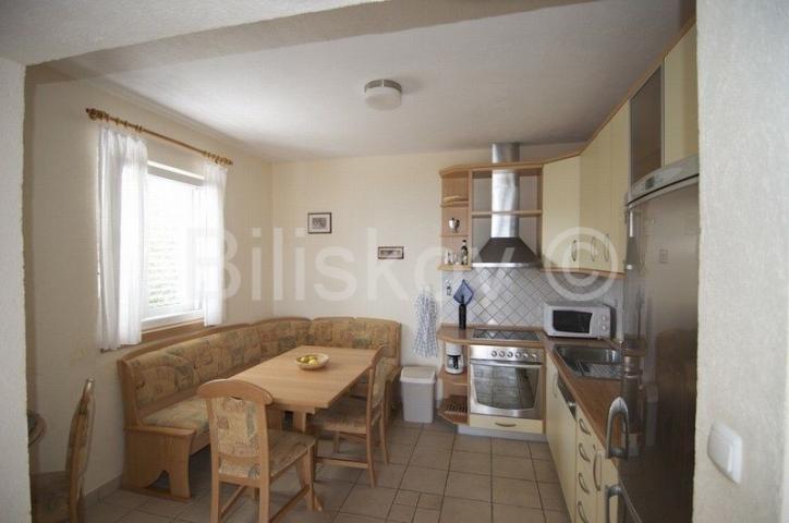 Brač, Sutivan, prodaja kuća, tri apartmana, bazen, 150 m od mora