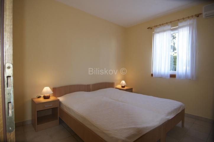 Brač, Sutivan, prodaja kuća, tri apartmana, bazen, 150 m od mora
