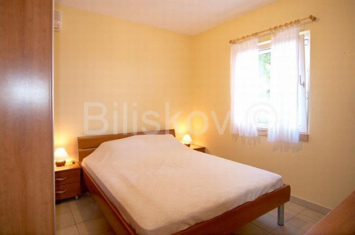Brač, Sutivan, prodaja kuća, tri apartmana, bazen, 150 m od mora