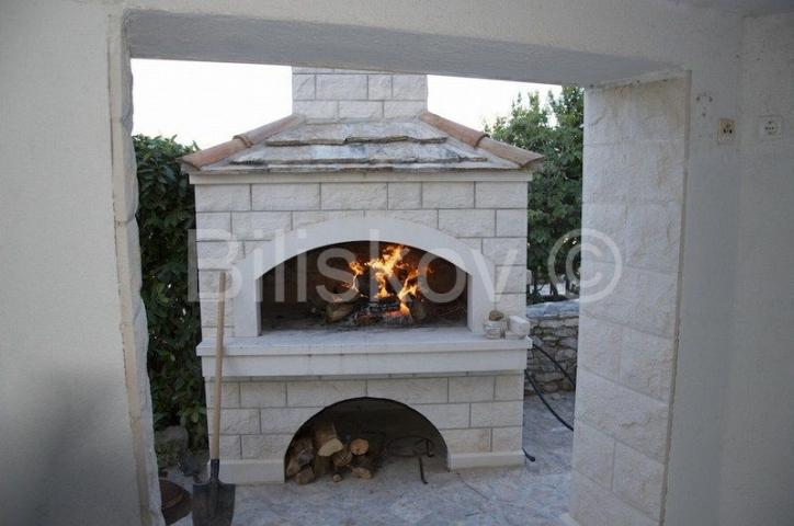 Brač, Sutivan, prodaja kuća, tri apartmana, bazen, 150 m od mora