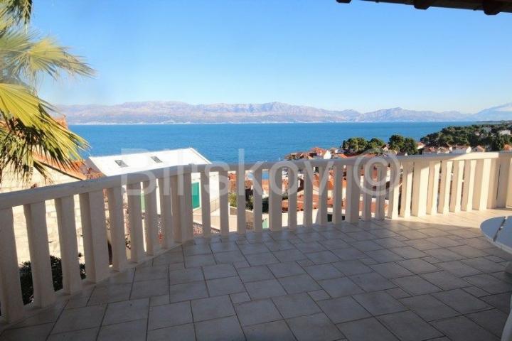 Brač, Sutivan, prodaja kuća, tri apartmana, bazen, 150 m od mora