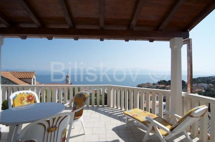 Brač, Sutivan, prodaja kuća, tri apartmana, bazen, 150 m od mora