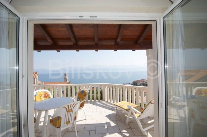 Brač, Sutivan, prodaja kuća, tri apartmana, bazen, 150 m od mora