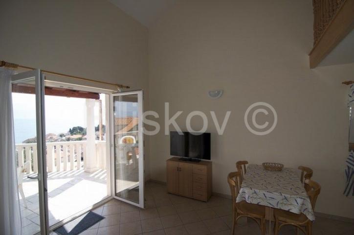 Brač, Sutivan, prodaja kuća, tri apartmana, bazen, 150 m od mora