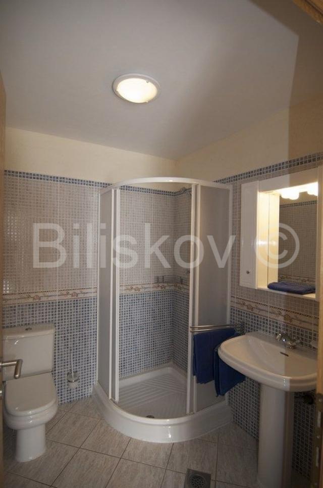 Brač, Sutivan, prodaja kuća, tri apartmana, bazen, 150 m od mora