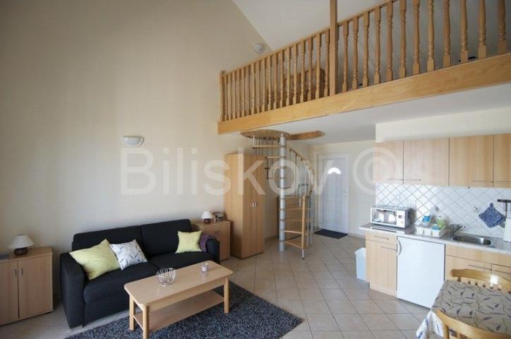 Brač, Sutivan, prodaja kuća, tri apartmana, bazen, 150 m od mora