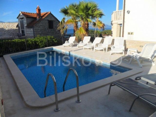 Brač, Sutivan, prodaja kuća, tri apartmana, bazen, 150 m od mora