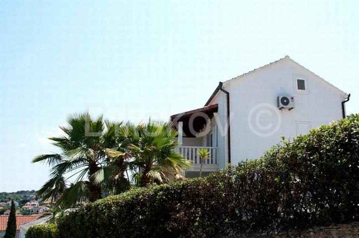 Brač, Sutivan, prodaja kuća, tri apartmana, bazen, 150 m od mora