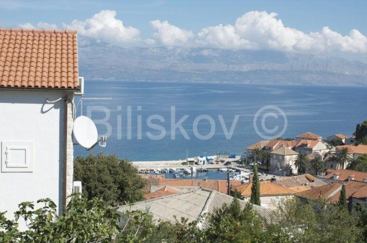 Brač, Sutivan, prodaja kuća, tri apartmana, bazen, 150 m od mora