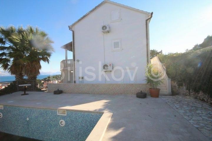 Brač, Sutivan, prodaja kuća, tri apartmana, bazen, 150 m od mora