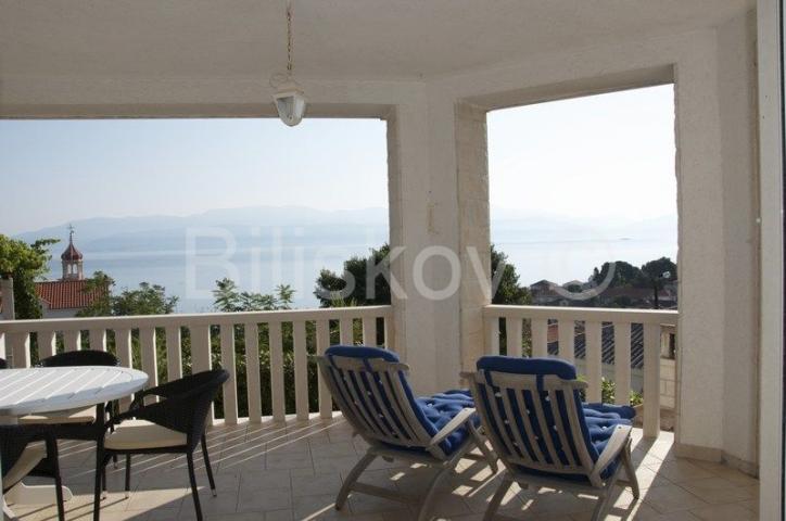 Brač, Sutivan, prodaja kuća, tri apartmana, bazen, 150 m od mora