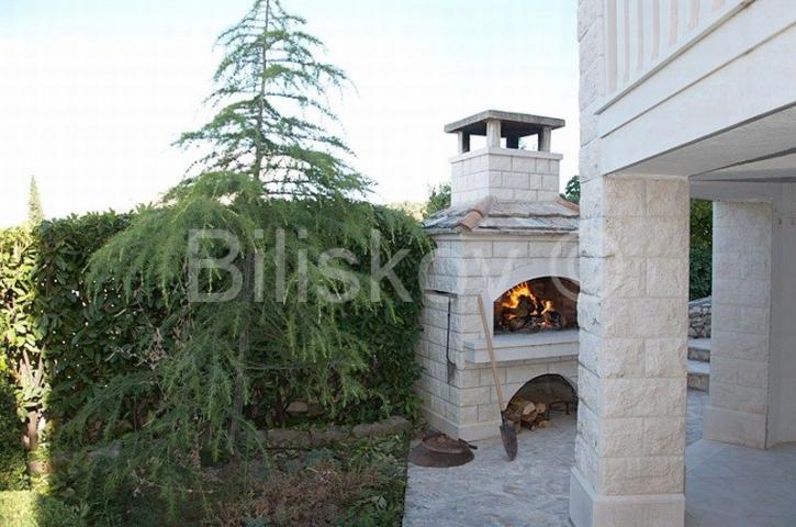 Brač, Sutivan, prodaja kuća, tri apartmana, bazen, 150 m od mora