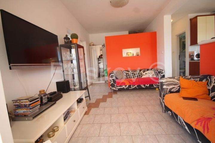 Brač, Supetar prodaja četverosoban komforan stan 85 m2, ostava