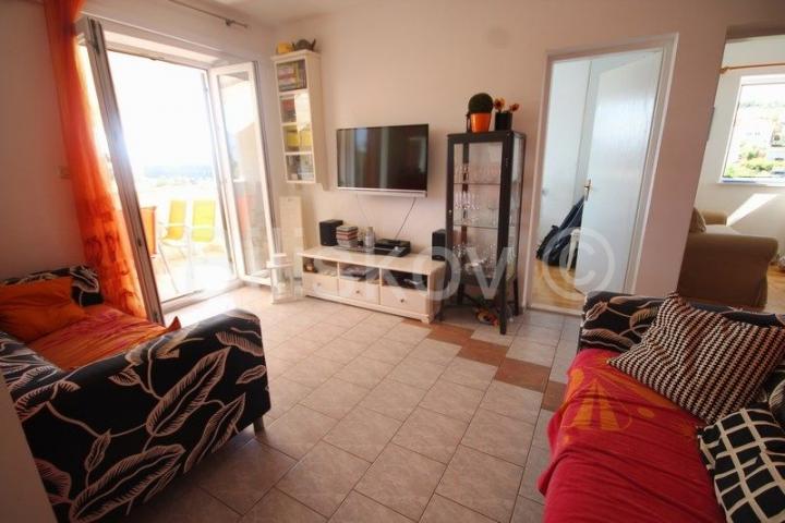 Brač, Supetar prodaja četverosoban komforan stan 85 m2, ostava