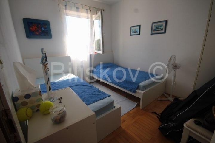 Brač, Supetar prodaja četverosoban komforan stan 85 m2, ostava