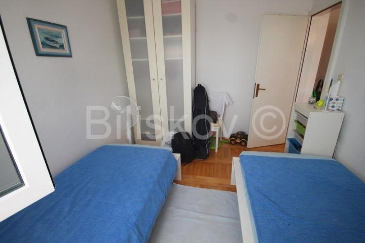 Brač, Supetar prodaja četverosoban komforan stan 85 m2, ostava