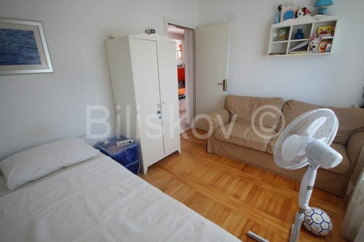 Brač, Supetar prodaja četverosoban komforan stan 85 m2, ostava