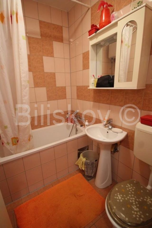 Brač, Supetar prodaja četverosoban komforan stan 85 m2, ostava