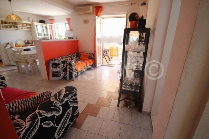 Brač, Supetar prodaja četverosoban komforan stan 85 m2, ostava