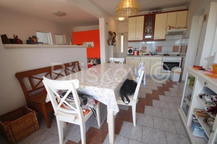 Brač, Supetar prodaja četverosoban komforan stan 85 m2, ostava