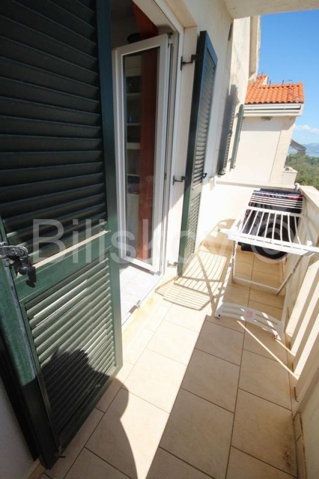 Brač, Supetar prodaja četverosoban komforan stan 85 m2, ostava