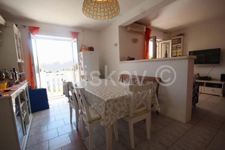 Brač, Supetar prodaja dvosoban stan 42 m2, ostava