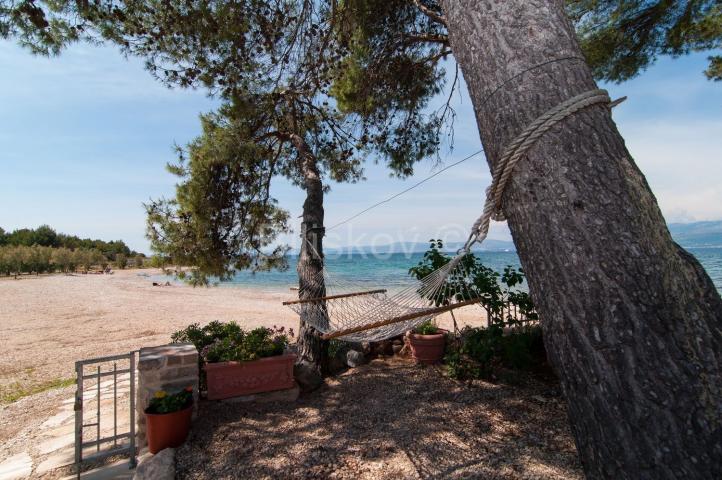 Najam, prekrasna kuća, Mirca, otok Brač, prvi red uz more