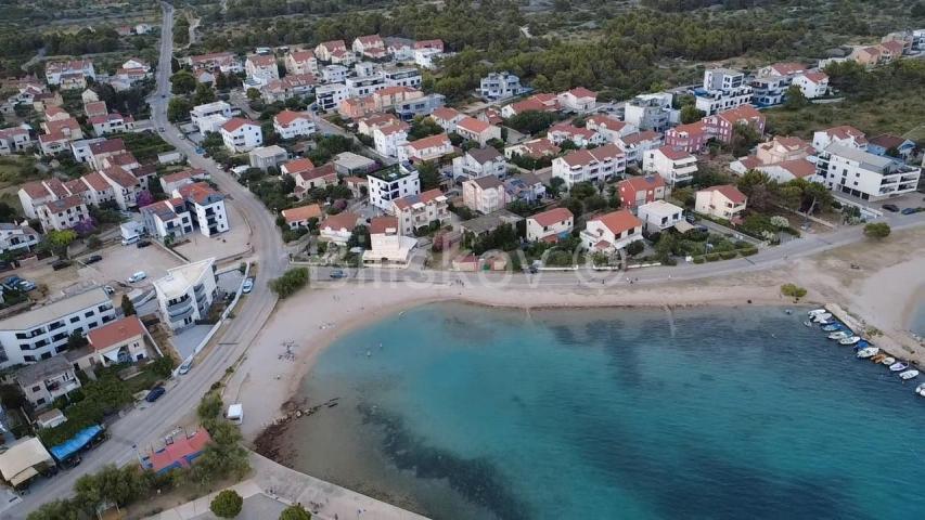 Prodaja, Srima, trosobni stan u prizemlju, 50 m od mora