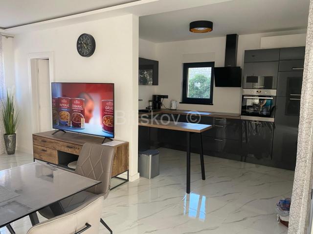 Prodaja, Srima, trosobni stan u prizemlju, 50 m od mora