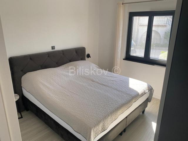 Prodaja, Srima, trosobni stan u prizemlju, 50 m od mora