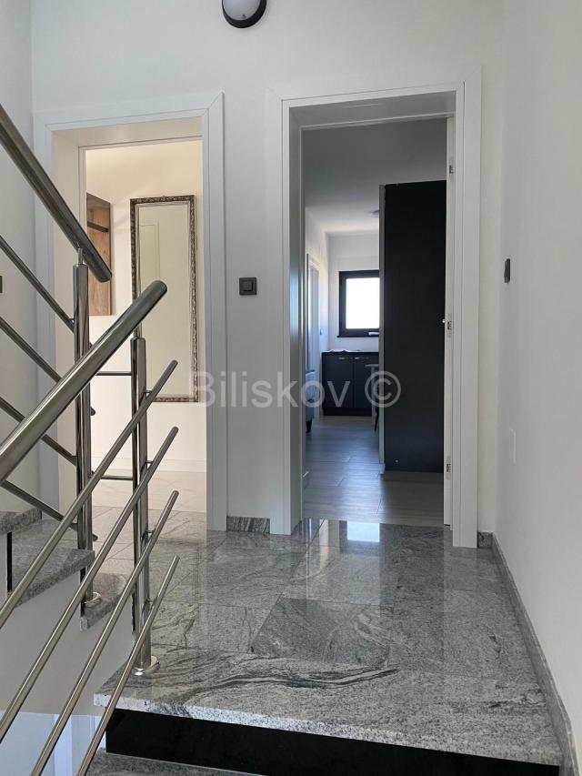Prodaja, Srima, trosobni stan u prizemlju, 50 m od mora