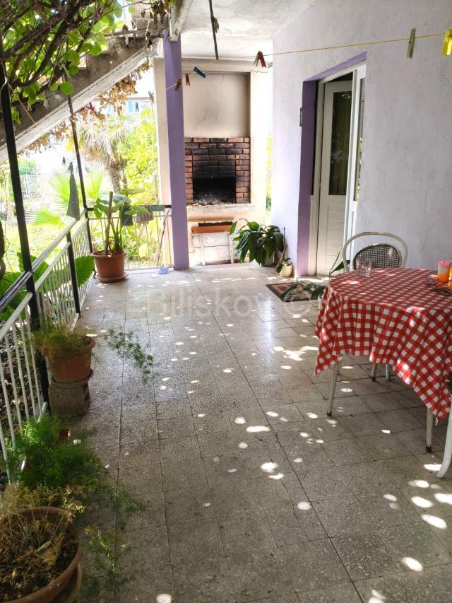 Prodaja, Trogir, centar, dvojna kuća na 2 etaže, okućnica