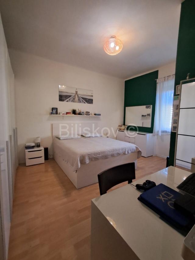 Split, Manuš, prodaja trosoban stan, soba u potkrovlju