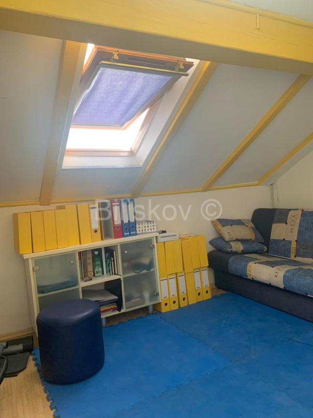 Split, Manuš, prodaja trosoban stan, soba u potkrovlju