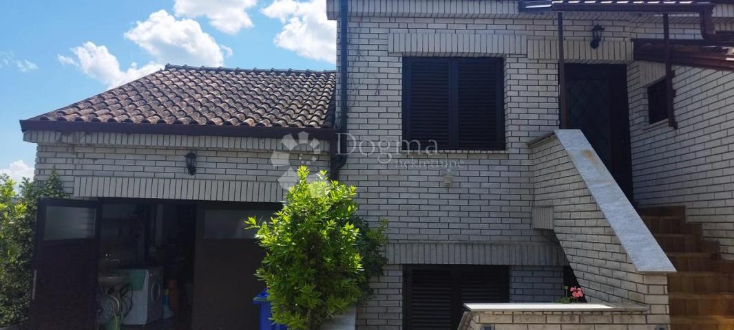 KUĆA NA SAMO 100 METARA OD MORA OTOK KRK