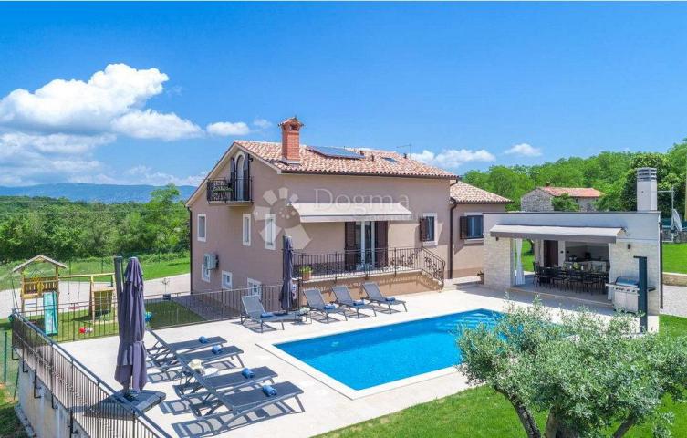 PREKRASNA VILLA SA BAZENOM, LJETNOM KUHINJOM I DJEČJIM IGRALIŠTEM! Okolica Labina